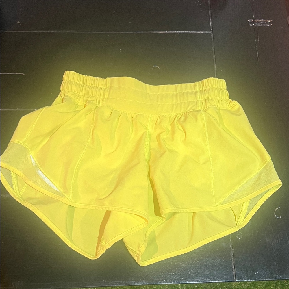 Lululemon Hotty Hots 2.5inch low rise size 2